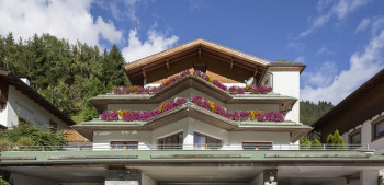 Balkon mit Ausblick auf die Stubaier Berge im Gästehaus Kartnaller