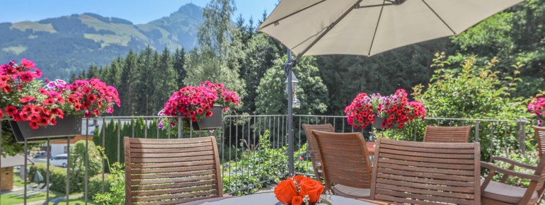 Terrasse mit Bergblick - Frühstücken mit Panorama-Bergblick im Rosenhof