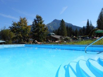 beheizter Pool im Hotelgarten - Urlaub mit Kind in den Bergen
