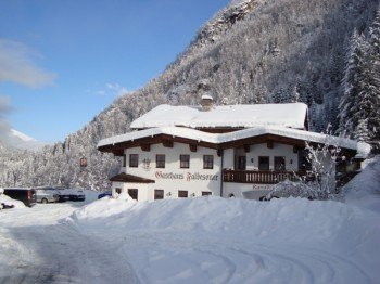 Gasthaus Falbesoner im tiefen Winter