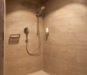 Die begehbare Dusche in den Hof-Suiten und Doppelzimmer Kaiserblick