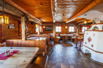 Alm-Restaurant mit Kachelofen-Atmosphäre