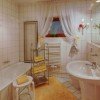 Apart. Nr.2, großes Bad mit Wanne / Dusche, WC.
