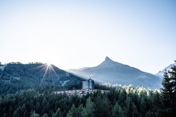 Traumhaft ist der Sonnenaufgang in den Bergen.