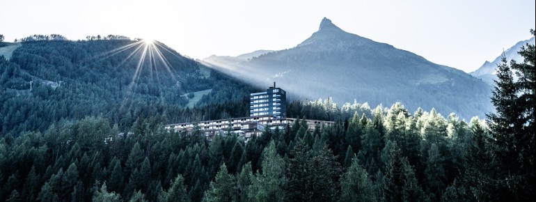 Traumhaft ist der Sonnenaufgang in den Bergen.