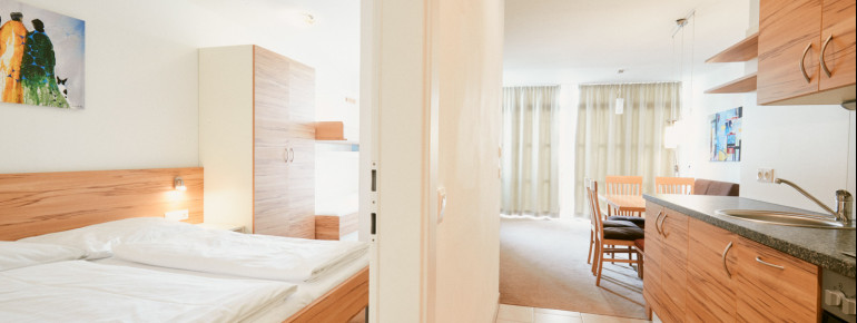 Das Schlafzimmer verfügt über ein Doppelbett und ein ausklappbares Etagenbett für 2 Personen, sowie ein Badezimmer mit Dusche und WC.