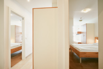 Das Schlafzimmer verfügt über ein Doppelbett und ein ausklappbares Etagenbett für 2 Personen, sowie ein Badezimmer mit Dusche und WC.