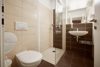 Alle Schlafzimmer haben Zugang zu einem privaten Badezimmer mit Dusche und einer Toilette.