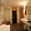 Badezimmer mit Whirlpool-Dusche und Sauna