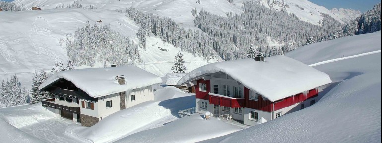 Stubenbach, Haus Anja mit Karhorn mit viel Schnee