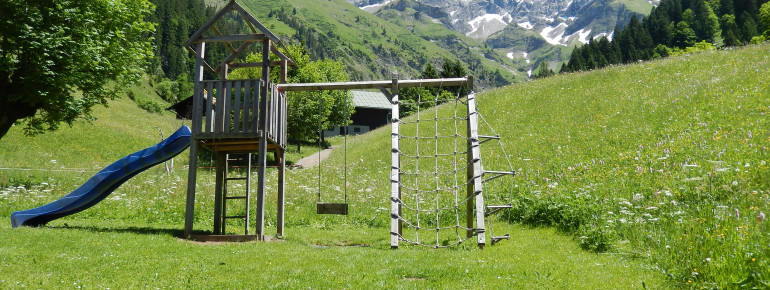 Spielplatz vor prächtiger Alpenkulisse
