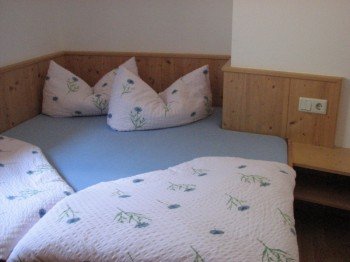 Schlafzimmer mit 1,4 m breitem Bett