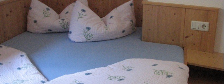 Schlafzimmer mit 1,4 m breitem Bett