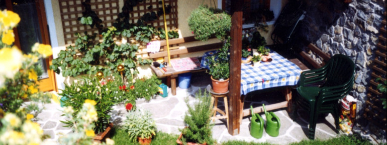 Ferienhaus mit Garten. Zugang von der Ersgeschosswohnung.