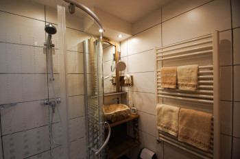 Badezimmer mit Handtuchtrockner,Fön,Fussbodenheizung
