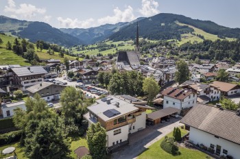 Feriennest Leitner mit Hintergrund Kirche