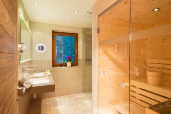 Komfort Suite-Badezimmer mit Sauna