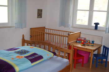 Schlafzimmer mit Kinderbereich