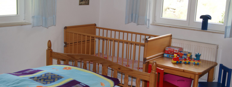 Schlafzimmer mit Kinderbereich