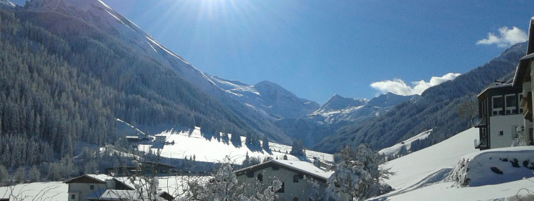 winterliche Landschaft mit Blick zum Hintertuxer Gletscher