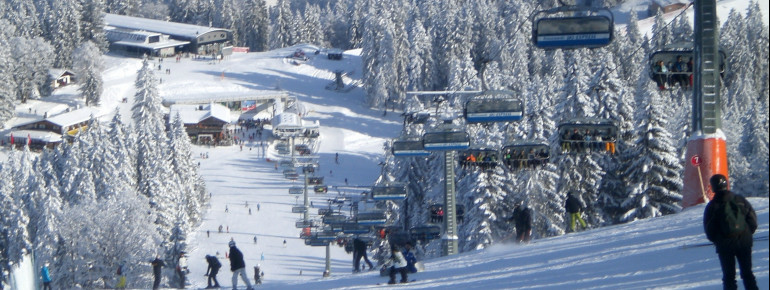 Alpinskifahren, Langlauf, Rodeln, Reiten, Eislaufen, Tennis usw. alles in unmittelbarer Nähe