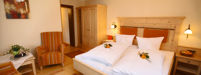 6 Doppelzimmer 28 bis 30 qm. mit, Dusche, WC, SAT-TV, W-Lan, Balkon, ruhige Lage, 6 Zimmer zur Auswahl!Kinderaufbettung im ZImmer der Elterndavon 2 Doppelzimmer Mansarde ( mit Dachschräge )