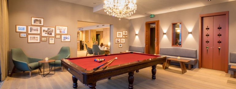 Lounge und Billard-Raum