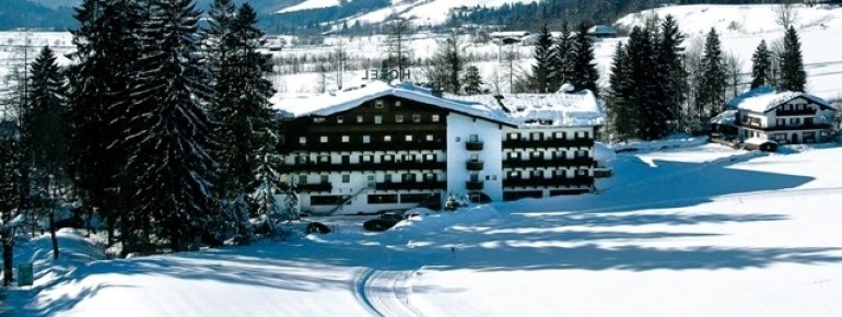 Der Wilde Kaiser mit Hotel Blattlhof im Winter