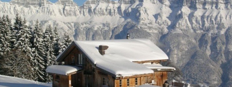 Hotel mit Hinnä-Stall im Winter