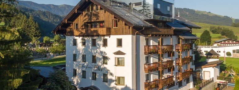 Aussenansicht im Sommer Hotel Der Löwe