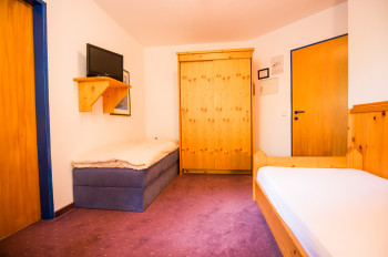 Einzelzimmer mit extra Bett im Hotel Enzian.