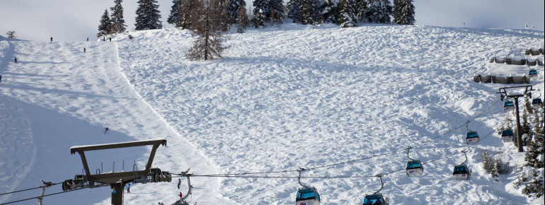 Hotel Enzian liegt direkt an der Skipiste.