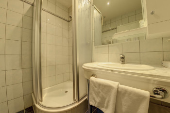 Badezimmer mit Dusche im Hotel Flattacher Hof
