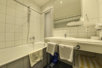 Badezimmer mit Badewanne im Hotel Flattacher Hof