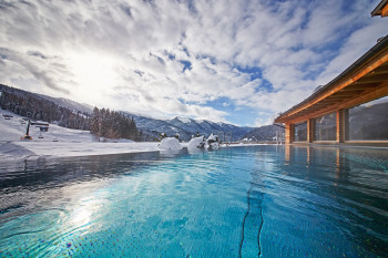 Nach dem Skifahren lässt es sich wunderbar im Pool entspannen.
