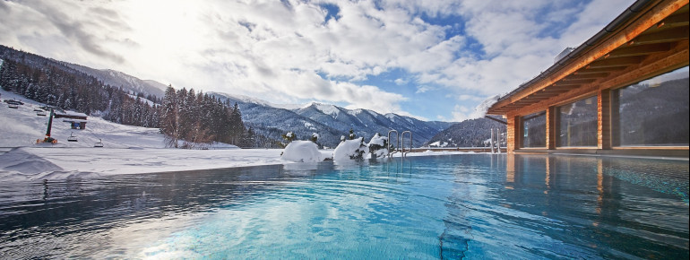 Nach dem Skifahren lässt es sich wunderbar im Pool entspannen.