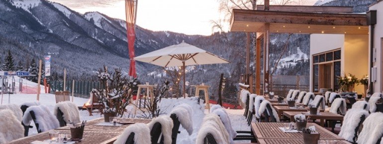 Chillen auf der Sonnenterrasse im Winter mit Panormablick auf die Leoganger Berge