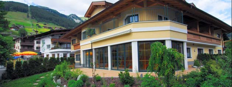 Sommer- Aussenansicht Hotel Garni