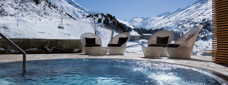 Außenbecken mit Blick auf die Skipiste Obergurgl