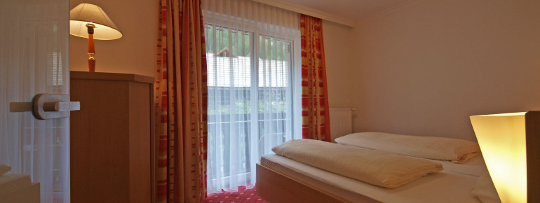 Schlafzimmer in der Hotelsuite Efeu im Hotel Moser am Weissensee
