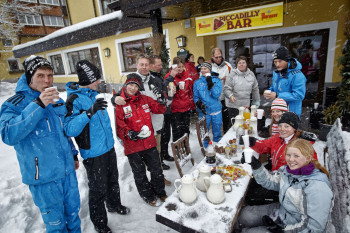 Kaffee und Kuchen vor dem Hotel Pinzgauerhof