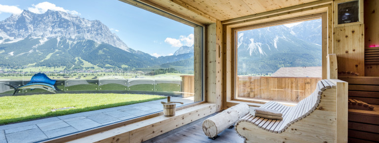 Ausblick aus der Zirben-Sauna mit Blick auf die Zugspitze