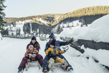 Rodelspaß mit der Familie