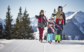 Familien beim Skifahren