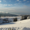Blick nach Süden von der Panorama Sonnenalm Hochschwarzwald zum Bucklift und den Alpen