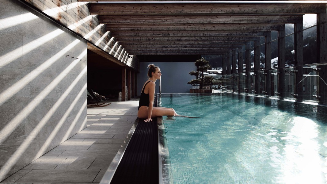 Nach dem Abenteuer oder einfach zum Abschalten – die Relax Area mit Pool und Saunen ist der perfekte Rückzugsort.