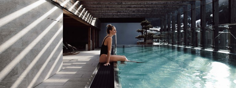 Nach dem Abenteuer oder einfach zum Abschalten – die Relax Area mit Pool und Saunen ist der perfekte Rückzugsort.