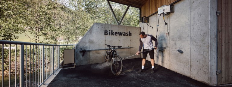 Eine praktische Bikewash-Station steht direkt am Hotel bereit.