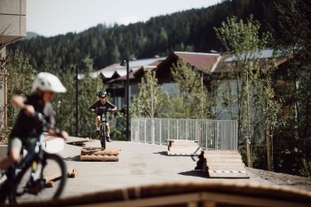 Kleiner Mountainbike-Parcours für junge Abenteurer direkt am Hotel.