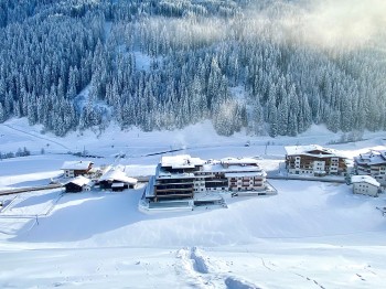 Tirolerhof von oben im Winter